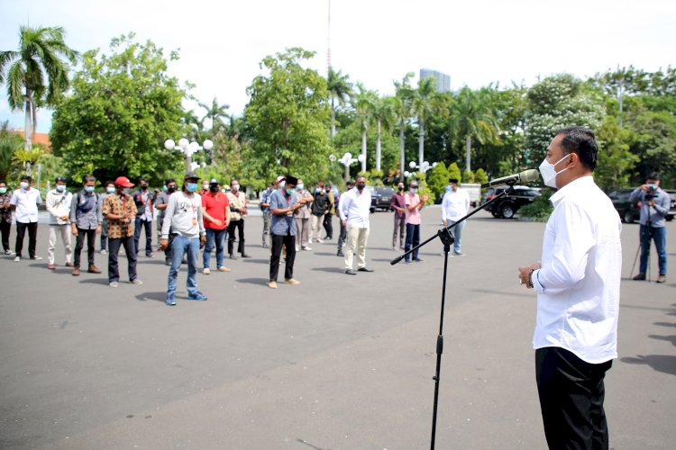 Wali Kota Eri saat menyambut relawan Surabaya Memanggil yang memiliki keahlian mengemudi mobil ambulance/RMOLJatim