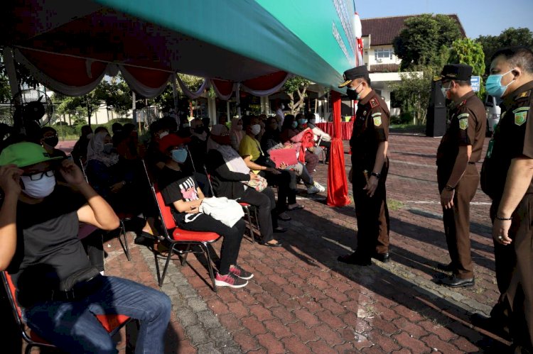 Kajati Jatim Mohamad Dofir menyapa peserta vaksin/RMOLJatim 