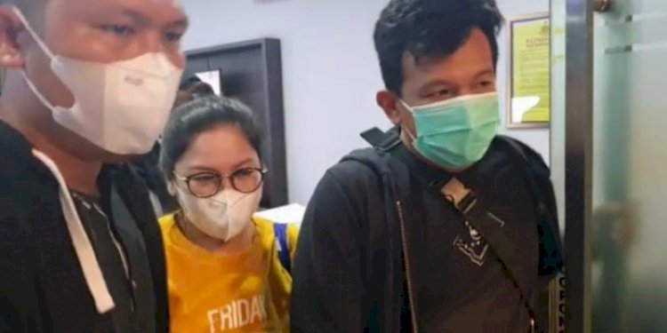 dokter Lois Owien (kaos kuning) saat diamankan polisi/Net