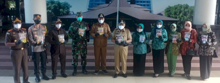 Forkopimda Kabupaten Malang beserta istri sebelum membagikan masker/Ist
