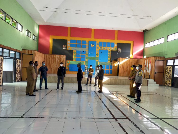 Wali Kota Eri bersama jajaran meninjau lokasi yang bakal dijadikan RS darurat di Surabaya Barat/RMOLJatim