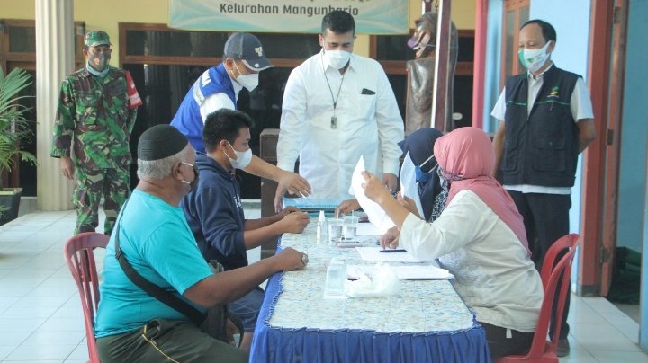 Wali Kota Habib Hadi saat memantau pemberian Bansos