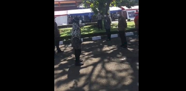 Mensos Tri Rismaharini saat memarahi anak buahnya di Kota Bandung/Repro