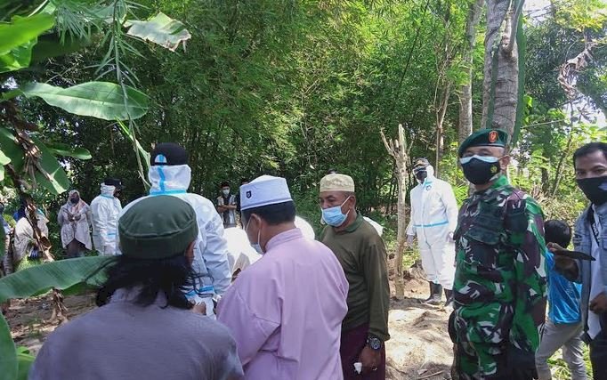 Pemakaman jenazah positif Covid-19 dengan Prokes yang dipimpin Kapolsek Mayang, Iptu Bejul Nasution, bersama anggota Polsek dan Koramil Mayang/RMOLJatim