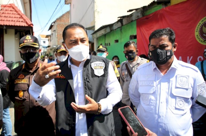 Wali Kota Eri saat meninjau vaksinasi massal di Jalan Tembok Dukuh VI, Kecamatan Bubutan Surabaya/RMOLJatim