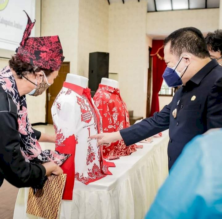 Kegiatan Bupati saat penyerahan lomba desain batik Jember 