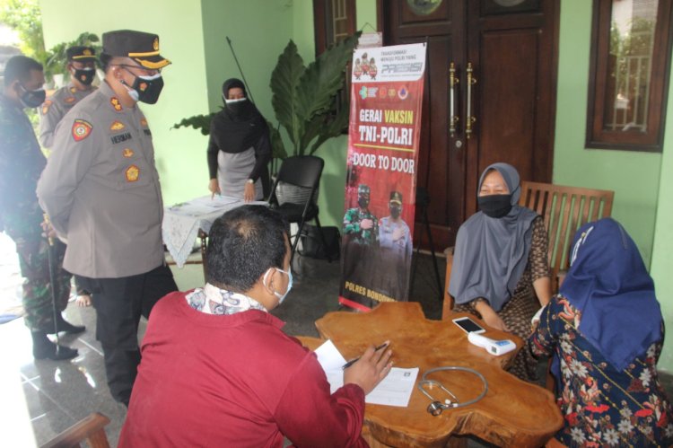 Kapolres Bondowoso, AKBP Herman Priyanto, saat meninjau proses vaksinasi/ist