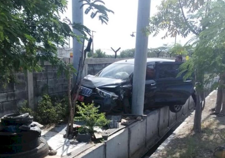 Kondisi mobil plat merah yang hilang kendali/RMOLJatim