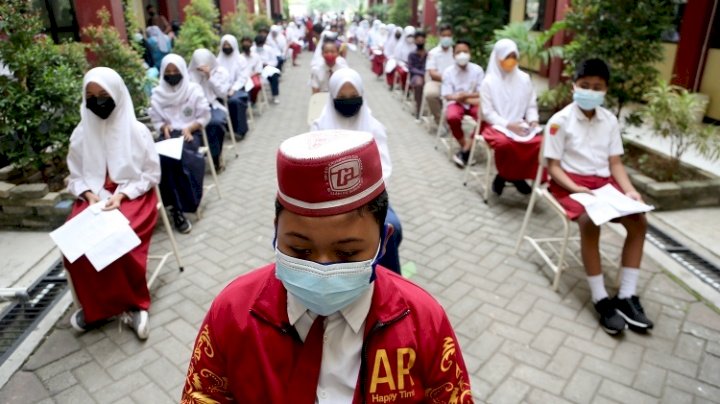 Siswa kelas VII SMP 58 Surabaya menjalani vaksinasi/RMOLJatim