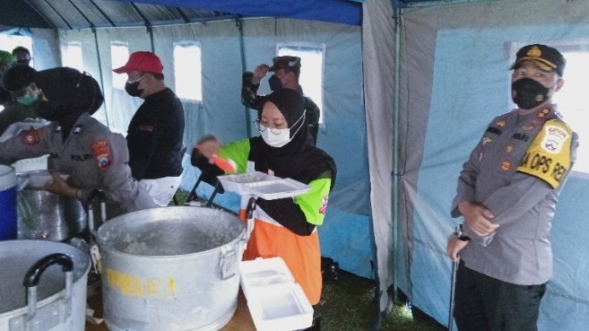 Kegiatan forkopimda Jember di dapur umum di lapangan Sukorejo sumber sari.