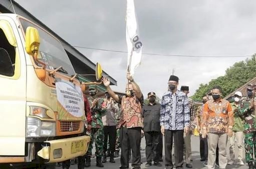 Bupati Jember saat pendistribusian beras bagi KPM serta pemberangkatan pertama beras dari Kemensos di Gudang Bulog Pecoro Kecamatan Rambipuji, Sub Divre XI Jember/Ist 