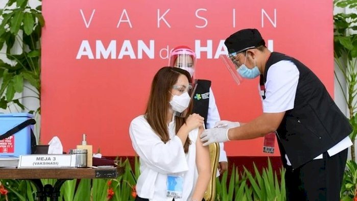 Ilustrasi Jubir Covid, Reisa saat divaksin