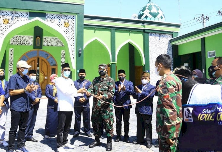 Hasan Aminuddin saat memberikan sapi hewan kurban kepada Dandim 0820 Probolinggo/Ist