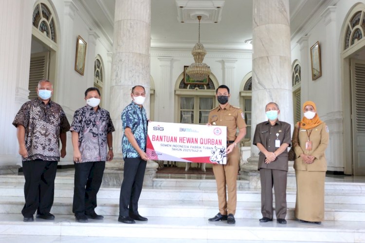 Bupati Tuban, Aditya Halindra Faridzky menerima secara simbolis bantuan hewan kurban dari PT Semen Indonesia (Persero) Pabrik Tuban/RMOLJatim