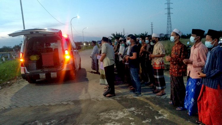 Sholat jenazah di Jalan Keputih Su UUrabaya/
