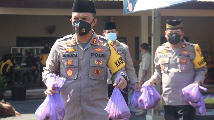 Kapaolre Ngawi AKBP I Wayan Winaya membagikan daging kurban secara door to door.