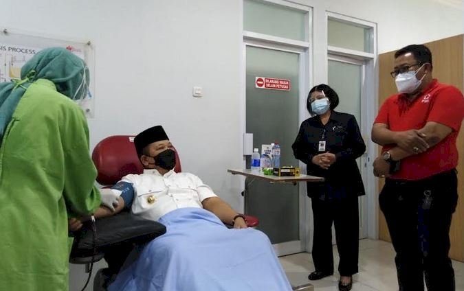 Bupati Jember Hendy Siswanto saat donor plasma konvalesen di kantor UDD PMI Kabupaten Jember/RMOLJatim