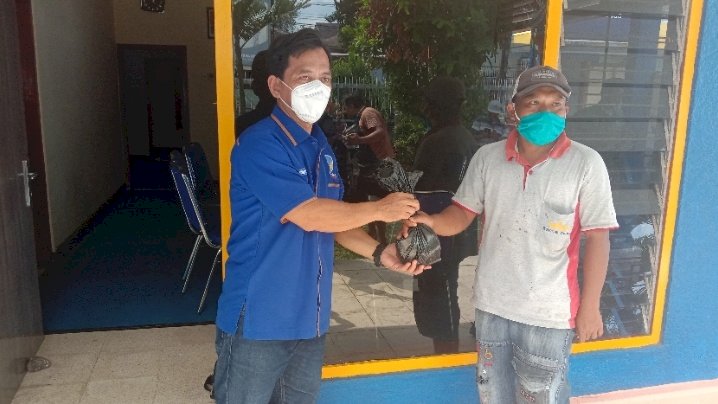 Pengurus DPD Nasdem Bondowoso saat membagikan daging kurban/RMOLJatim