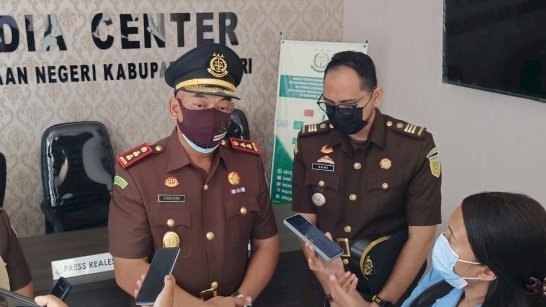 Kajari Kabupaten Kediri saat memberikan keterangan