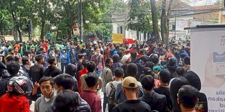 Aksi demo mahasiswa di depan Balaikota Bandung terkait Pemberlakuan Pembatasan Kegiatan Masyarakat (PPKM)/Net