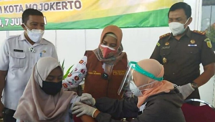 Wali Kota Mojokerto Ika Puspitasari saat meninjau pelaksanaan vaksinasi anak di Kejari Kota Mojokerto/Ist