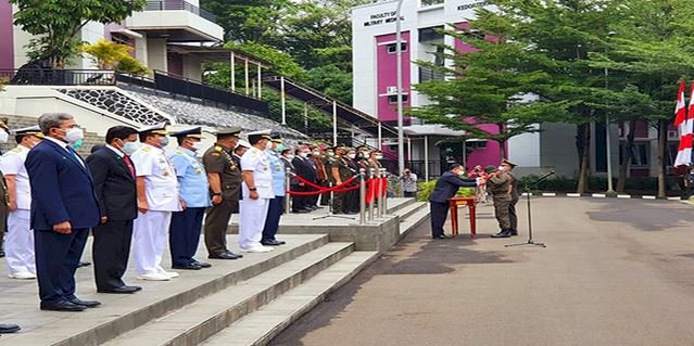 Ketua KPK Firli Bahuri memberikan kalung bunga merah putih kepada salah satu pegawai KPK perserta Diklat Bela Negara/Ist