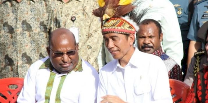 Dari kiri ke kanan: Gubernur Papua Lukas Enembe dan Presiden Joko Widodo/Net