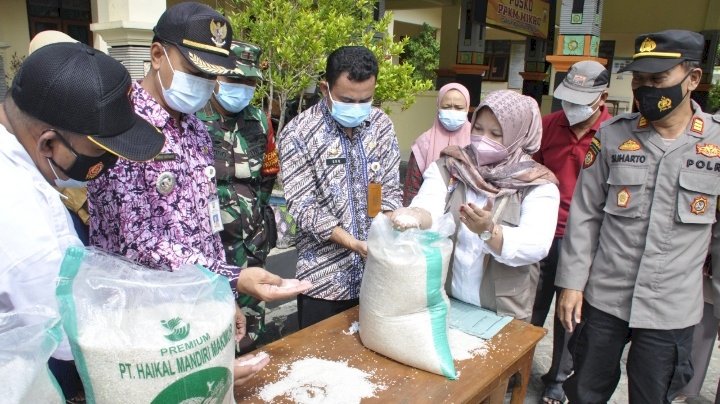 Kadinsos Bersama Tikor  meninjau Penyaluran BPNT Di Kecamatan Singgahan Tuban