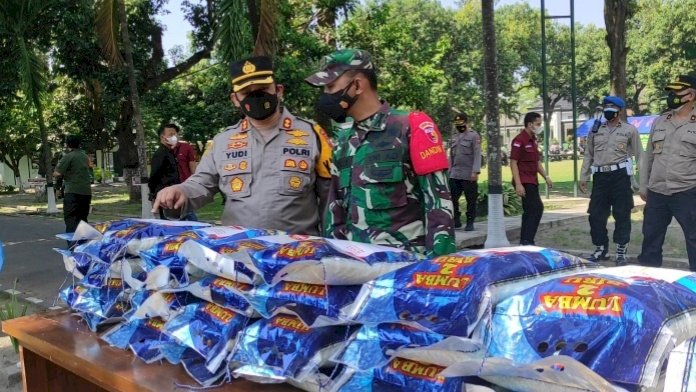 Komandan Kodim dan Kapolres Kediri Kota, saat melihat bantuan beras untuk warga