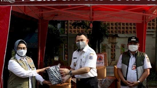Penyerahan bantuan masker dan hand sanitizer oleh Deputi Bidang Logistik dan Peralatan BNPB, Prasinta Dewi, kepada Wakil Walikota Jakarta Timur, Hendra Hidayat di lapangan kantor Kecamatan Matraman, Jakarta Timur, Kamis, 22 Juli/Repro