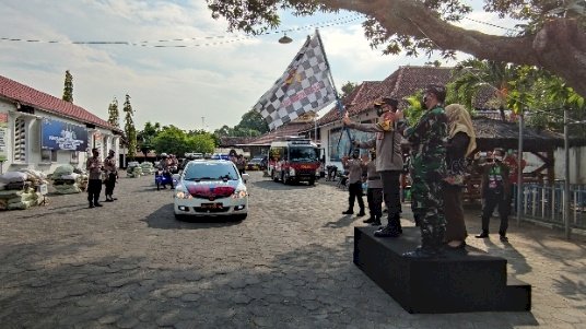 Kapolres Probolinggo Kota beserta Dandim 0820 dan Setio Rini melepas pembagian beras dan sembako
