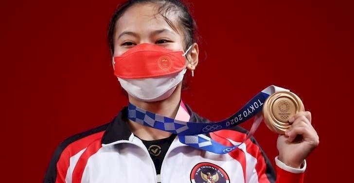 Atlet cabang olahraga Angkat Besi Indonesia, Windy Cantika Aisah, berpose saat meraih medali perunggu dalam ajang Olimpiade Tokyo 2020 untuk Indonesia, di Tokyo International Forum, Jepang pada Sabtu, 24 Juli/Ist