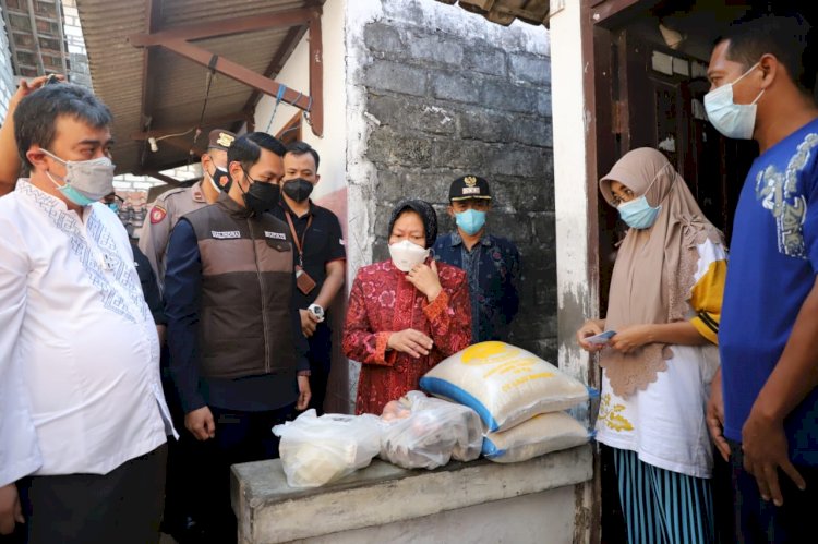 Mensos Risma bersama Bupati Lindra saat menyalurkan bansos ke warga Tuban/RMOLJatim