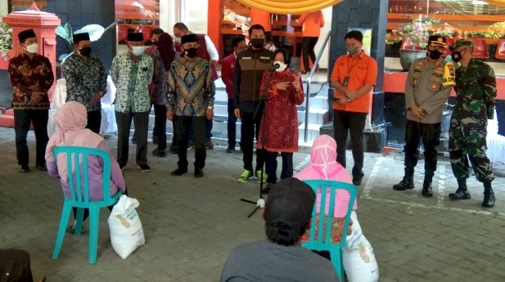 Mensos Risma bersama jajaran usai menyeragkan BST di Tuban/RMOLJatim