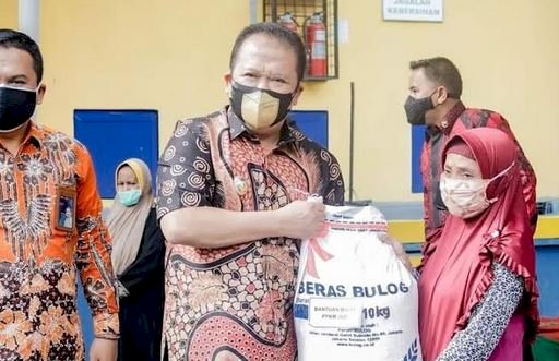 Bupati Jember Hendy Siswanto saat memberikan sembako/Ist