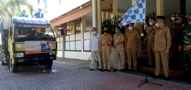 Bupati Bondowoso saat melepas bantuan beras Pemerintah Pusat di pendopo/RMOLJatim