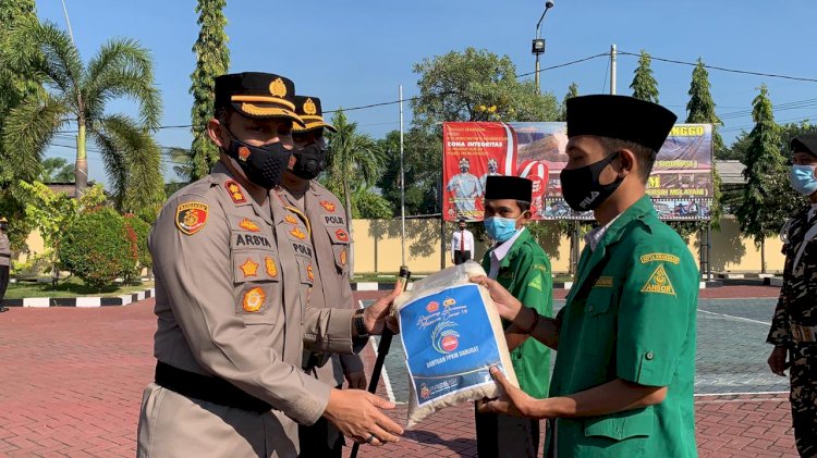 Kapolres Probolinggo AKBP Teuku Arsya Kadhafi saat menyerahkan sembako/RMOLJatim