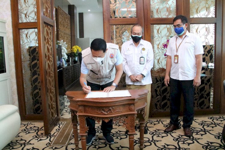 Bupati Lamongan Yuhronur Effendi bersama Perwakilan SKK Migas Jananusa saat penandatanganan berita acara pelaksanaan sosialisasi kegiatan pengeboran sumur Kasuari Emas KSE-001/Ist