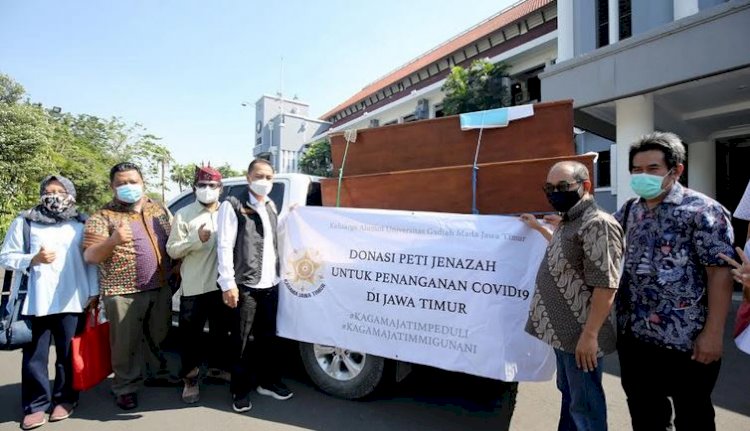 Wali Kota Eri menerima bantuan dari yayasan Kagama/RMOLJatim