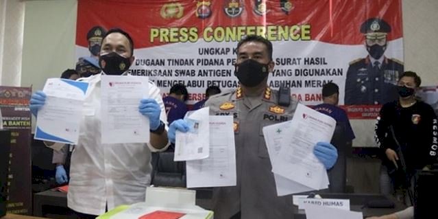 Polda Banten meringkus lima tersangka kasus pemalsuan surat Swab Test Antigen/RMOLBanten