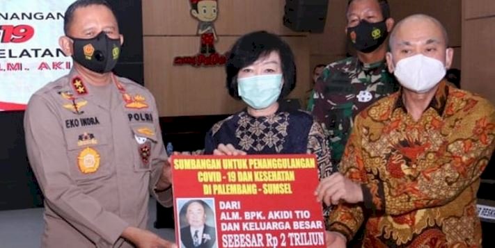 Keluarga pengusaha Akidi Tio memberikan sumbangan/Net