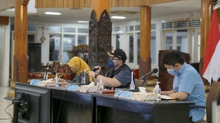 Bupati Kediri, Hanindhito Himawan saat memimpin rapat