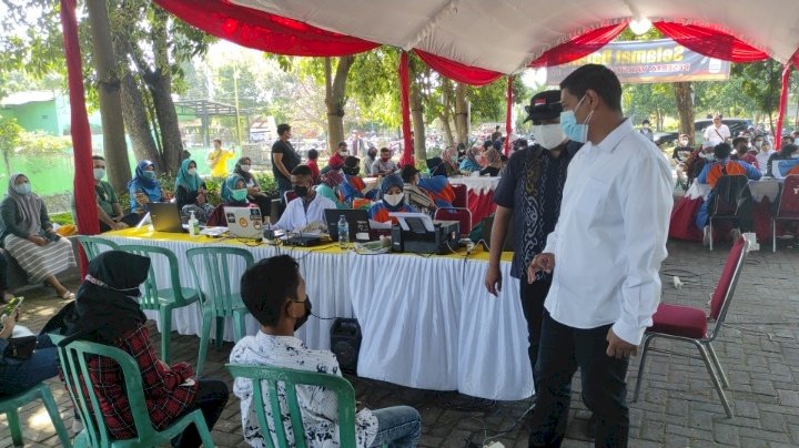 Walikota Kediri, saat mengunjungi tempat vaksinasi anak