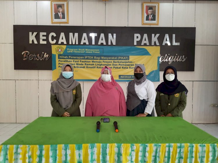 Tim Pengabdian Masyarakat UPN Veteran Jawa Timur yang diketuai Dr Wiwik Handayani dan anggota  Delly Nofiani, Delly Nofiani di Kecamatan Pakal/RMOLJatim  