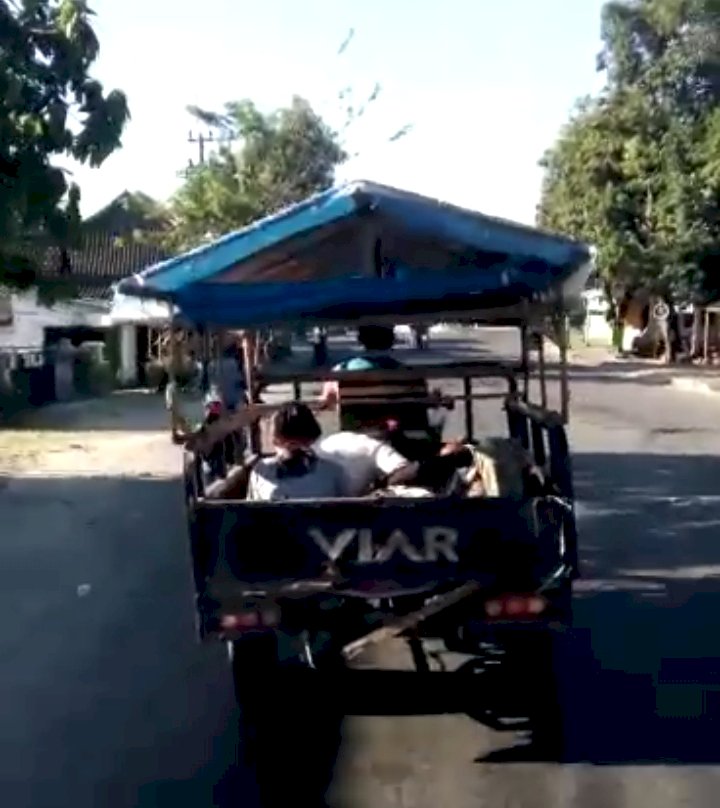 Tampakan layar video jenasah diangkut pakai motor pasca ditolak RSUD Caruban/Repro