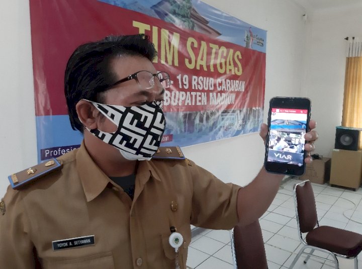 Humas RSUD Caruban Yoyok Andi Setyawan menunjukkan video yang viral tersebut/RMOLJatim 