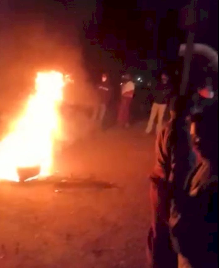 Tangkapan layar video saat warga melakukan aksi bakar ban sebagai bentuk penolakan sekolah jadi tempat isoman/Repro