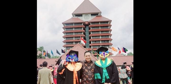 Adhie Massardi bersama kedua anaknya yang merupakan lulusan Universitas Indonesia/Net