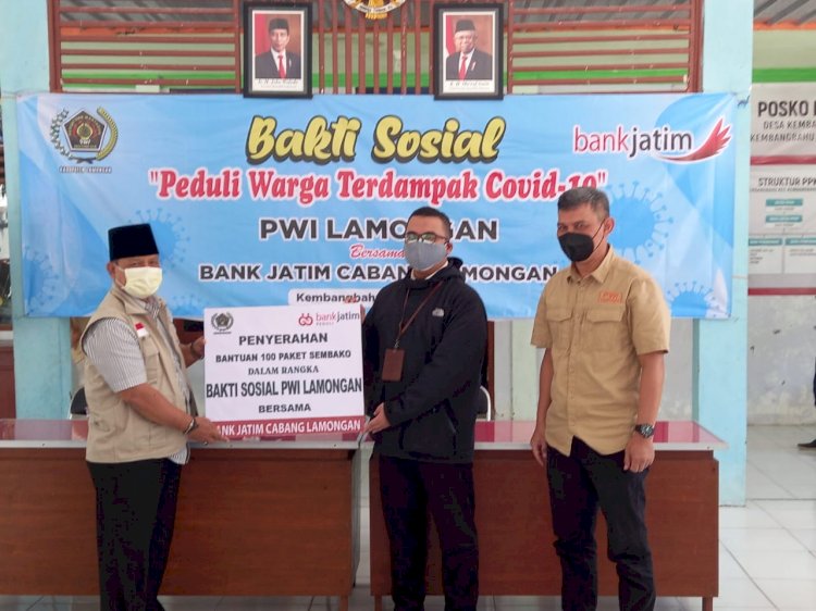 Secara simbolis, Direktur Bank Jatim Sigit Triatmoko menyerahkan bantuan sembako ke Ketua PWI Lamongan, Bachtiar Febrianto untuk disalurkan ke warga terdampak Covid-19/Ist