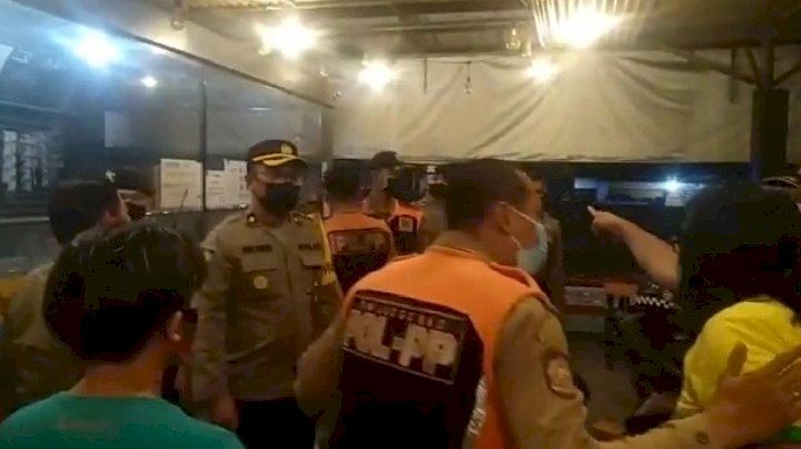 Cuplikan Video Satpol PP Surabaya kecele saat mengobrak warung kopi Cak Cong yang ternyata tidak beroperasi selama PPKM Darurat/Repro